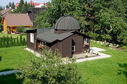 Historická Ballnerova hvězdárna v areálu moderní Hvězdárny Valašské Meziříčí.