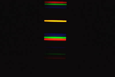 Ukázky pozorovaných a snímaných spekter různých zdrojů (na snímku emisní zdroj)
