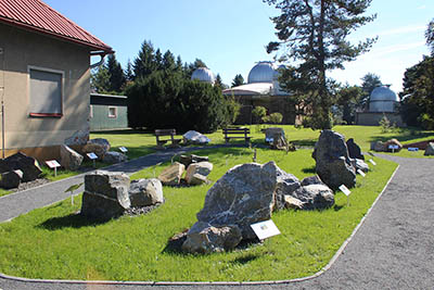 Geopark - Jak vznikaly Karpaty v pozadí s hlavní budovou Hvězdárny Valašské Meziříčí.