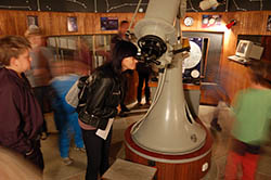 Veřejnost při pozorování dalekohledem z centrální kopule valašskomeziříčské hvězdárny.