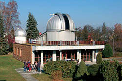 Pohled na hlavní budovu Hvězdárny Valašské Meziříčí ze střechy budovy odborného pracoviště.
