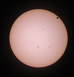 Prechod Venuše popred slnečný disk - 6. 6. 2012, 4:33 UT, Stolpe, Nemecko. Autor fotografie Ján Mäsiar, Marek Harman