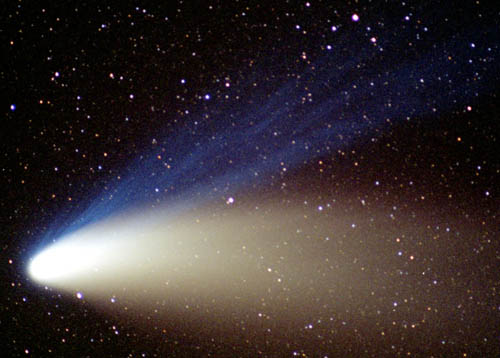 Snímka jasnej kométy C/1995O1 Hale-Bopp získaná z 29. 3. 1997. Žltý až načervenalý difúzny chvost tvoria prachové častice, ktoré unáša slnečný vietor, pričom modrý plazmový chvost smeruje priamo od Slnka.
