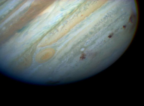 Na južnej pologuli Jupitera možno vidieť množstvo tmavých jaziev vzniknutých kolíziou s fragmentmi kométy 137P/Shoemaker-Levy 9.