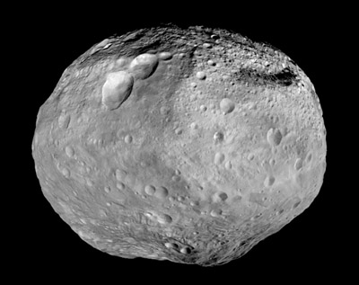 Asteroid Vesta z kozmickej sondy Dawn. Takmer celú južnú pologuľu tvorí impaktný kráter.