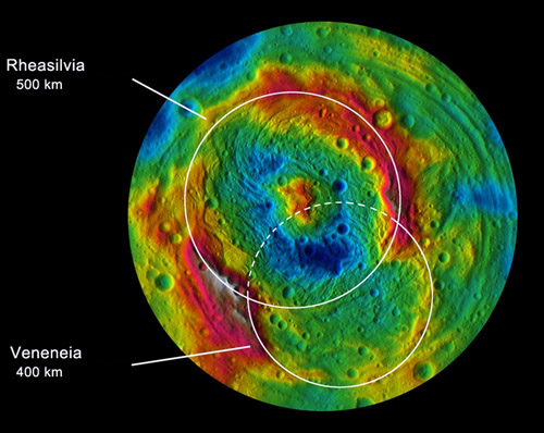 Výšková mapa južnej pologule Vesty, zobrazujúca prekrývajúce sa impaktné bazény Rheasilvia a Veneneia.