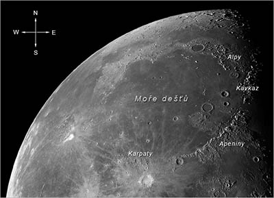 Obrázek 5.: Pohoří Alp je jen částí věnců pohoří, které obklopují gigantickou impaktní pánev Imbrium. Foto: NASA/GSFC/Arizona State University.