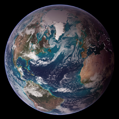 Na tomto vyobrazení Země složeném z několika záběrů meteorologických družic se naše planeta jeví jako místo plné rozmanitého života. Na noční straně lze rozeznat umělá osvětlení lidských sídel, na pevninách zelené koberce lesů a v oceánech sluneční světlo odražené od chlorofylu produkovaného miliardami mikroskopických rostlin. Zdroj: NASA/NOAA