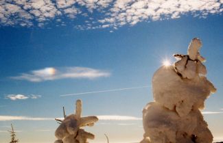 Vedlejší slunce (parhelium) na oblaku druhu cirrus