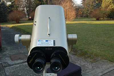 Detailní pohled na binokulární dalekohled.
