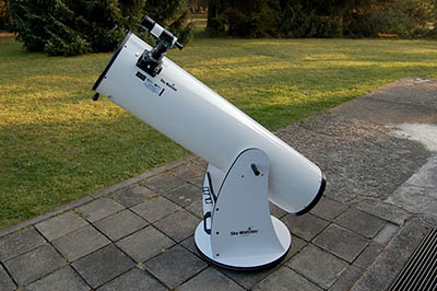 Přenosný zrcadlový dalekohled Dobsnova typu o průměru primárního zrcadla 305 mm.